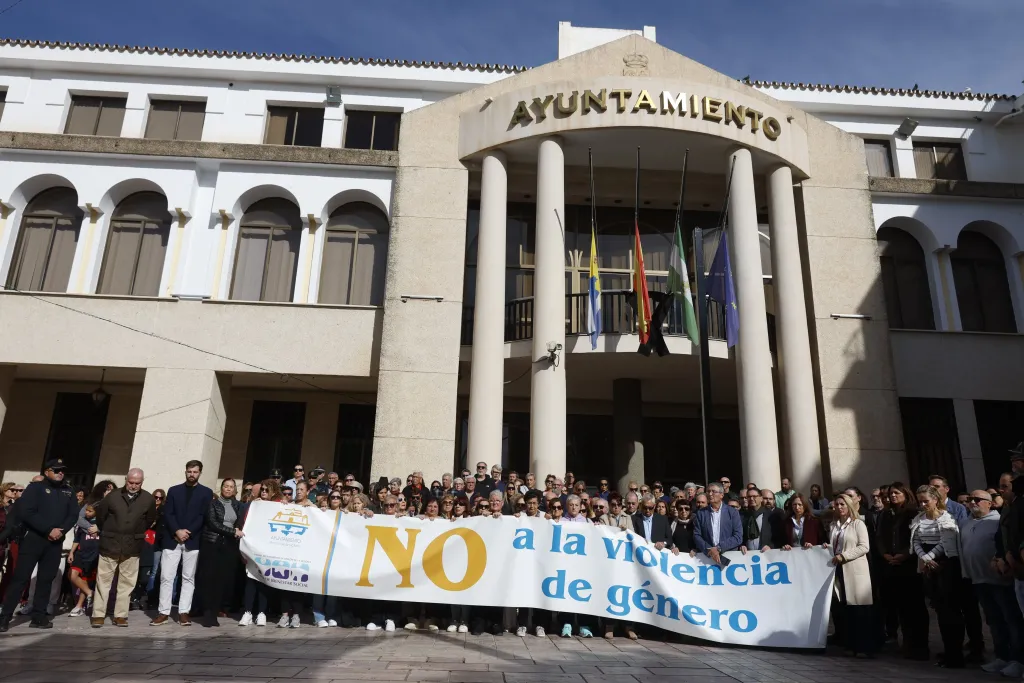 España | Un centenar de vecinos se concentra en Rincón de la Victoria por el asesinato de una mujer