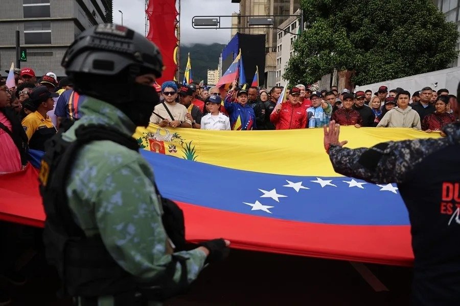 Venezuela | El “chavismo” se moviliza en apoyo a Maduro mientras crece la cancelación de vuelos.