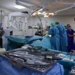 La primera cirugía robótica del mundo para la extracción de un tumor agresivo por un único orificio y con el paciente sin intubar se ha realizado esta semana. Foto: Zipi Aragón.