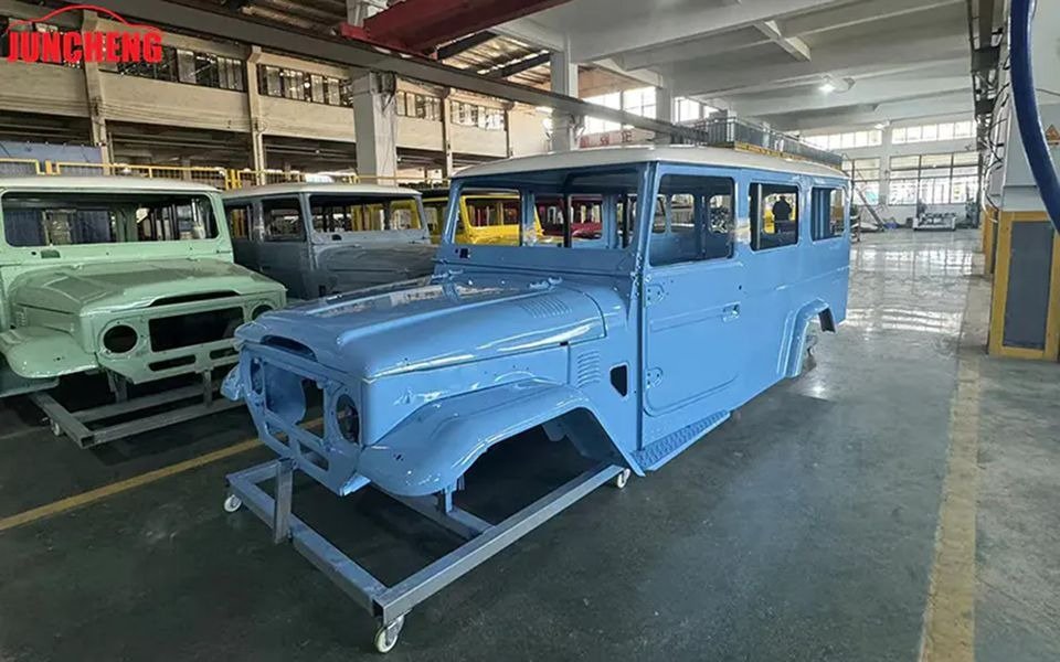 Réplicas totalmente pintadas de carrocerías clásicas de Toyota Land Cruiser producidas en la fábrica de Juncheng, en la provincia china de Jiangsu.