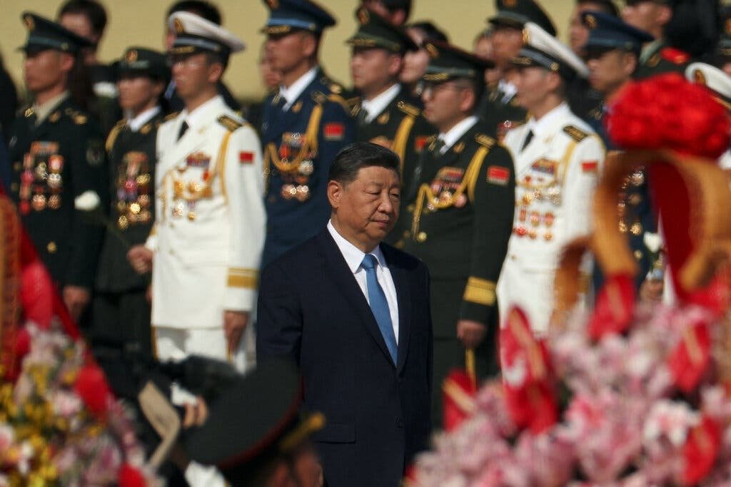 El presidente de China, Xi Jinping, en una ceremonia con miembros del Ejército Popular de Liberación chino el año pasado. En los dos últimos años, Xi ha destituido a cinco de los seis generales del máximo órgano militar chino.Credit...Florence Lo/Reuters
