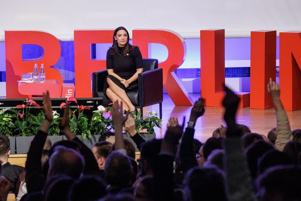 La representante Alexandria Ocasio-Cortez aprovechó su viaje a Alemania para argumentar que la mejor manera de contrarrestar los movimientos de extrema derecha era abordar las luchas económicas de la gente.Credit...Gordon Welters para The New York