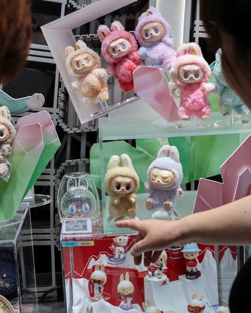 A China se le han dado bien muchas cosas: fabricar barato, ponerse al día en inteligencia artificial, dominar las energías renovables y construir poder duro. En lo que ha sido menos buena es en el poder blando. Pero eso parece estar cambiando. ¿Has oído hablar de Chinamaxxing? Sigue leyendo. Mi colega Vivian Wang escribe desde Pekín sobre cómo China se está ganando los corazones y las mentes. (Advertencia de espóiler: es posible que en realidad no tenga mucho que ver con la propia China). ImageCuadrícula de cuatro capturas de pantalla de TikTok. Capturas de pantalla de TikTokCredit...@sosadeee10; @auntie.boy; @jastsam1 La China que le gusta a la gente Por Vivian Wang Advertisement SKIP ADVERTISEMENT La semana pasada, mi colega Yan Zhuang escribió sobre una curiosa tendencia: jóvenes en TikTok que se están “convirtiendo en chinos” mediante la adopción de comportamientos que se asocian estereotípicamente con ese país, como beber agua caliente, usar pantuflas y comer sopa de arroz. Es posible que “convertirse en chino” (o “Chinamaxxing”, si prefieres ese término) solo sea una moda de TikTok. Pero encaja con algo que he observado recientemente: para un número cada vez mayor de personas de todo el mundo, China parece estar volviéndose más atractiva. Importantes personalidades estadounidenses, como el youtuber IShowSpeed y el realizador de transmisiones en directo Hasan Piker, han viajado a China, donde han alabado sus trenes de alta velocidad y sus espectáculos de luces LED. La estrella de la NBA Victor Wembanyama pasó 10 días meditando en un templo Shaolin. Una nueva chaqueta Adidas inspirada en el histórico traje Tang fue un éxito de moda viral. Y, por supuesto, están los Labubu. A lo largo de sus décadas de ascenso, China ha sido buena (y cada vez mejor) en muchas cosas: desarrollar tecnología, dominar las cadenas de suministro, acumular poder militar. En lo que no ha sido tan buena (hasta ahora) es en ganarse los corazones y las mentes, especialmente en Occidente. ¿Qué ha cambiado? Es posible que no tenga mucho que ver con la propia China. Una estrategia de comunicación más inteligente y una infraestructura deslumbrante Las dificultades de China con el poder blando se han reducido normalmente a su gobierno autoritario, que ha afectado la imagen del país en el extranjero de múltiples maneras. (La semana pasada, un tribunal de Hong Kong condenó a Jimmy Lai, el magnate de los medios de comunicación que está a favor de la democracia, a 20 años de prisión). Advertisement SKIP ADVERTISEMENT La censura gubernamental también ha impedido a muchos extranjeros ver toda la gama de la creatividad china. En lugar de eso, el gobierno se ha esforzado mucho en fabricar una versión autorizada por el Estado de lo que es atractivo de China, con películas poco sutiles. (¿Recuerdan la película La gran muralla, protagonizada por Matt Damon? La mayoría de la gente no). El autoritarismo no ha cambiado, pero el gobierno se ha vuelto más astuto en sus esfuerzos de comunicación, por ejemplo, ha facilitado que los turistas extranjeros visiten China. La mayoría de los turistas ocasionales no se encontrarán aquí con los controles políticos más asfixiantes, y podrán relacionarse con personas chinas de a pie, en toda su diversidad. Los visitantes suelen decir que les sorprende lo normal que parece la vida cotidiana. Image El escaparate de una tienda muestra hileras de figuras de peluche de colores pastel, parecidas a conejos, con los ojos muy abiertos. La mano de una persona señala figuras coleccionables más pequeñas que hay debajo. Los Labubu, fabricados por una empresa china, se han convertido en una moda mundial.Credit...Go Nakamura/Reuters Pero la principal razón del repentino atractivo de China puede tener poco que ver con China misma. Las encuestas muestran que las opiniones sobre China en Occidente siguen siendo, en general, mayoritariamente negativas. Lo que ocurre es que Estados Unidos, para muchas personas de todo el mundo, también tiene mala pinta. Y según los estudiosos, si la gente busca una alternativa a Estados Unidos, China puede ser el lugar más obvio al que dirigirse. Incluso al margen de las acciones más drásticas del gobierno de Donald Trump —sus amenazas de tomar Groenlandia, su defensa de las muertes a manos de agentes federales en Mineápolis—, existe la sensación de que Estados Unidos no ha proporcionado cosas básicas, como infraestructuras que funcionen. En comparación, los relucientes trenes de China parecen atractivos. Advertisement SKIP ADVERTISEMENT Esta fractura política y cultural ha “debilitado significativamente el atractivo de Estados Unidos”, me dijo Ying Zhu, académica de cine que ha estudiado el poder blando chino. “El atractivo de China en este momento es más una reacción” a eso que un entusiasmo real por la propia China, dijo. ¿Ese cambio de actitud puede durar? Sin embargo, estas posturas cambiantes —independientemente de lo que haya detrás de eso— podría tener implicaciones reales en la forma en que otros países se acerquen a China. Muchos líderes de Occidente han visitado Pekín recientemente y han promovido el comercio y el intercambio cultural, a pesar de las críticas de los halcones de China en sus propios países. Si hubiera menos presión interna, este tipo de visitas podrían ser más fáciles y frecuentes. Y probablemente habría menos apetito por tomar medidas contra China, como vimos en la oposición de muchos jóvenes estadounidenses a la prohibición de TikTok. Una encuesta reciente de la Fundación Carnegie para la Paz Internacional reveló que la mayoría de los estadounidenses, especialmente los más jóvenes, no estaban muy preocupados por lo que ocurriría si China superara a Estados Unidos en influencia mundial. Esto “genera dudas sobre si el público estadounidense estaría dispuesto a soportar costos significativos para mantener una posición de poder superior a la de China”, escribieron los autores. Una cuestión importante es si este cambio de percepción puede durar. Zhu se mostró escéptica. “Las tendencias culturales van y vienen”, dijo. “La moda y las tendencias son sensibles a la cambiante dinámica geopolítica”. Señaló que, a pesar de las tendencias virales y los Labubu, China todavía no ha producido, por ejemplo, una película de éxito mundial. Pareciera que algunos sectores del gobierno chino también están preocupados por la posibilidad de que el poder blando de otros países siga siendo más fuerte. El mes pasado, el Ministerio de Seguridad del Estado publicó una advertencia, aparentemente dirigida a los influentes chinos, sobre las publicaciones que presumen vidas brillantes fuera de China. “Muestran de forma unilateral los aspectos glamurosos de países extranjeros. Peor aún, algunos han ignorado selectivamente los logros del desarrollo de China”, decía el mensaje. “Eso brinda una oportunidad para la ‘agresión blanda’ de la ideología occidental”.