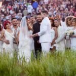 Eleisa Aparicio y Thomas Wolter, dos enfermeros diplomados del área metropolitana de Los Ángeles, se casaron en la Super Bowl LX de Santa Clara, California, el 8 de febrero de 2026. Asistieron unas 70.000 personas.Credit...Doug Mills/The New York Times