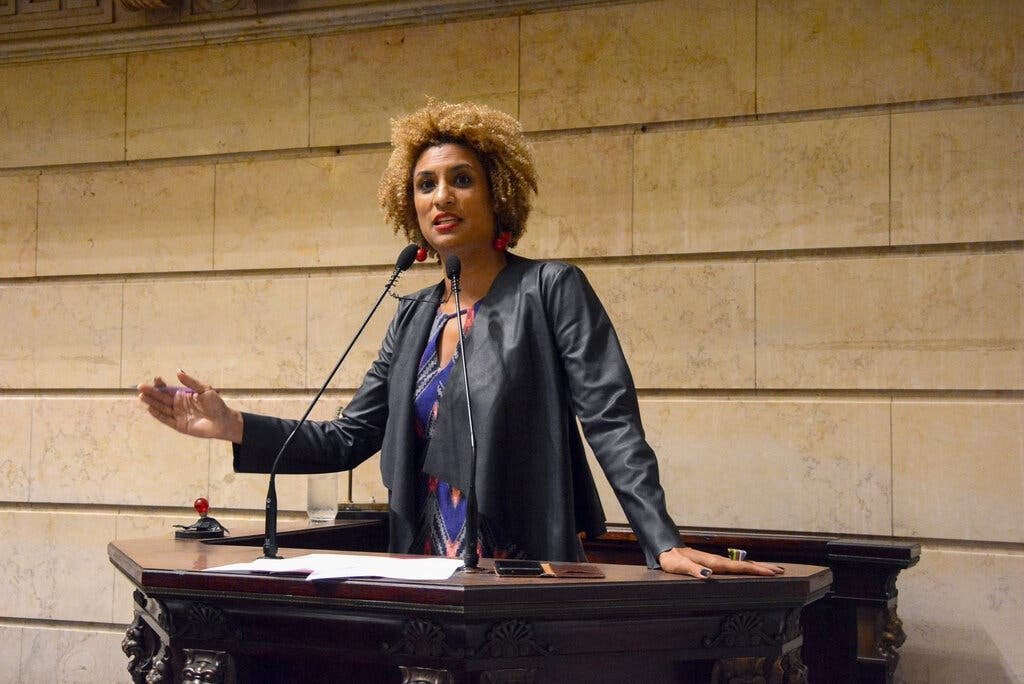 Marielle Franco, concejala en la Cámara Municipal de la ciudad de Río de Janeiro, dirigiendo una sesión en 2017 en la Cámara Municipal de Río de Janeiro.Credit...Renan Olaz/Rio De Janeiro Municipal Chamber