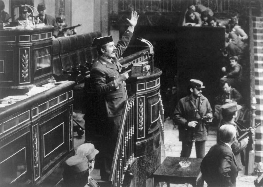 El teniente coronel Antonio Tejero Molina, con una pistola en la mano, intentando dar un golpe de Estado en el Parlamento español el 23 de febrero de 1981.Credit...