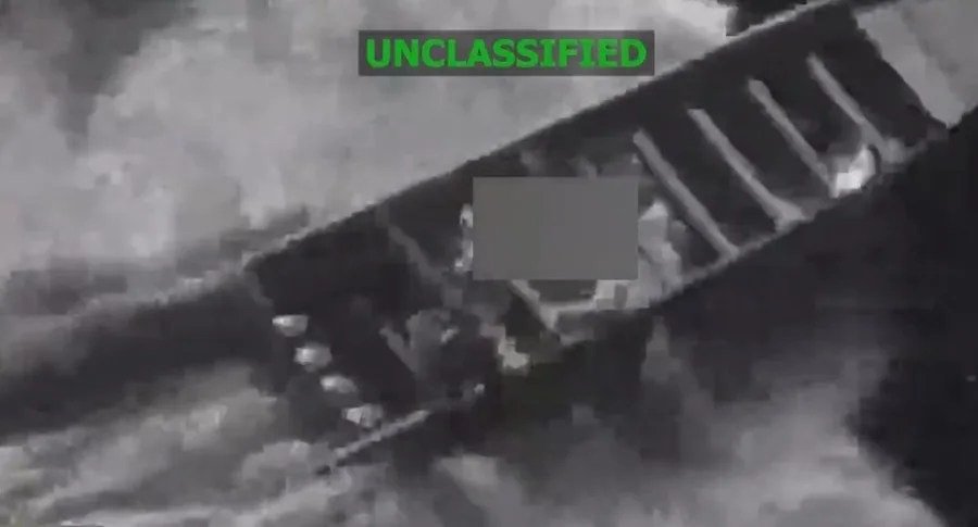 Captura de video tomada de la cuenta oficial de la red social X @Southcom del Comando Sur de Estados Unidos que muestra el ataque a una lancha este lunes en aguas internacionales. EFE/ @Southcom