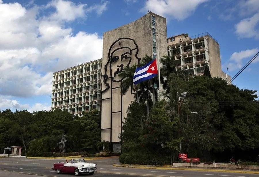 Fotografía de archivo de una bandera de Cuba en la Plaza de la Revolución, en La Habana (Cuba). EFE/Alejandro Ernesto