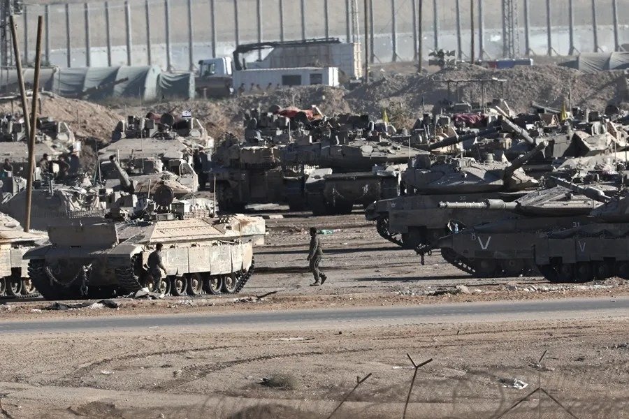 Tanques israelíes después de retirarse de la Franja de Gaza tras el acuerdo entre Israel y Hamás, el pasado 10 de octubre. EFE/Atef Safadi