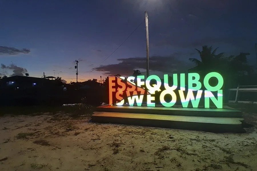 Fotografía de archivo de un letrero con el lema 'Esequibo es nuestro' en la orilla este del Esequibo en Parika. EFE/ Nazima Raghubir