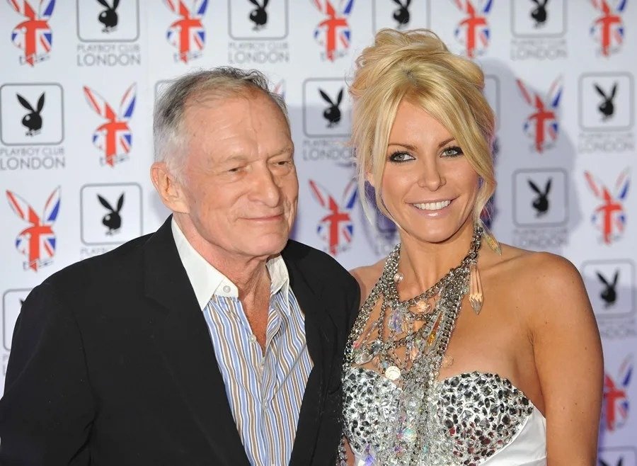 Fotografía de archivo del fallecido fundador de Playboy, Hugh Hefner (i), junto a su viuda, Crystal Hefner (d). EFE/ Daniel Deme