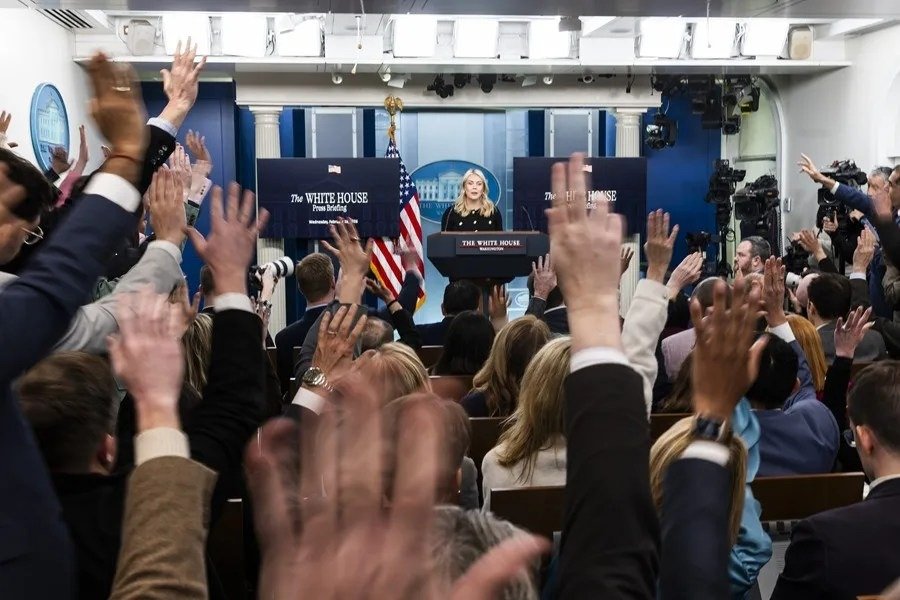 La secretaria de prensa de la Casa Blanca, Karoline Leavitt (C), habla con los periodistas en la sala de prensa de la Casa Blanca en Washington, DC, EE.UU. EFE/EPA/JIM LO SCALZO