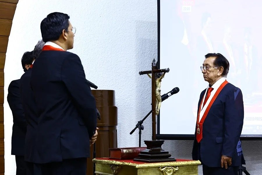 Fotografía cedida por el Congreso de Perú donde se ve a José María Balcázar (d) jurar como presidente interino de Perú, en Lima (Perú). EFE/ Congreso de Perú