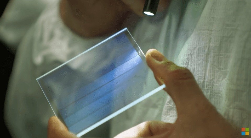 Captura de pantalla del desarrollo impulsado por Microsoft Research, conocido como Project Silica, que pretende mejorar la capacidad y durabilidad del almacenamiento digital, con un sistema basado en vidrio.Cortesía Microsoft Research