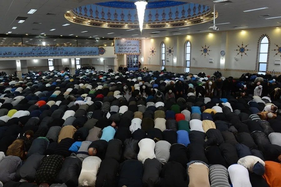 Fotografía de archivo de miembros de la comunidad musulmana de Sidney en la mezquita de Lakemba en Sidney (Australia). EFE/DEAN LEWINS