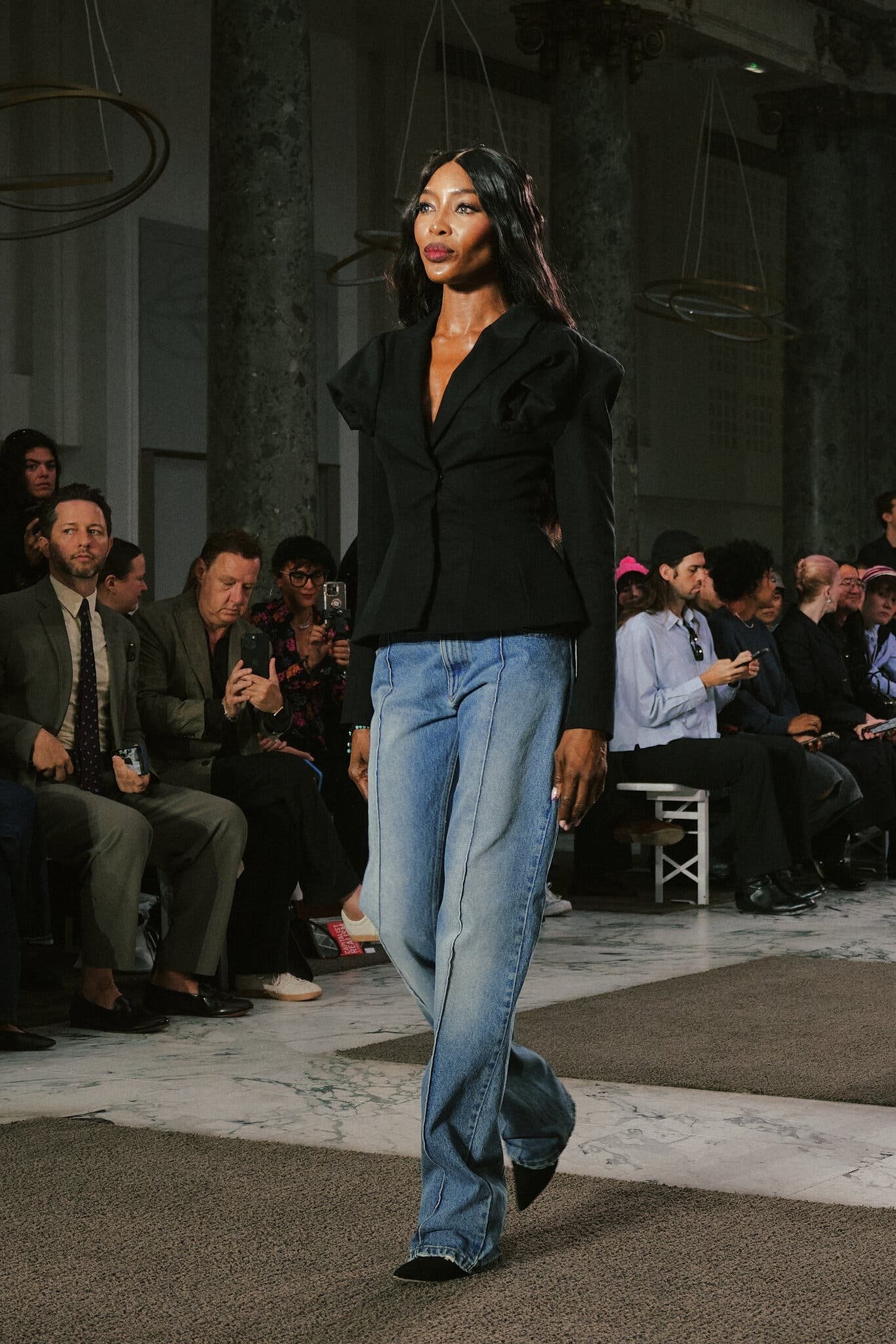 Naomi Campbell desfilando en un evento de moda en París en octubre de 2025.Credit...Simbarashe Cha/The New York Times