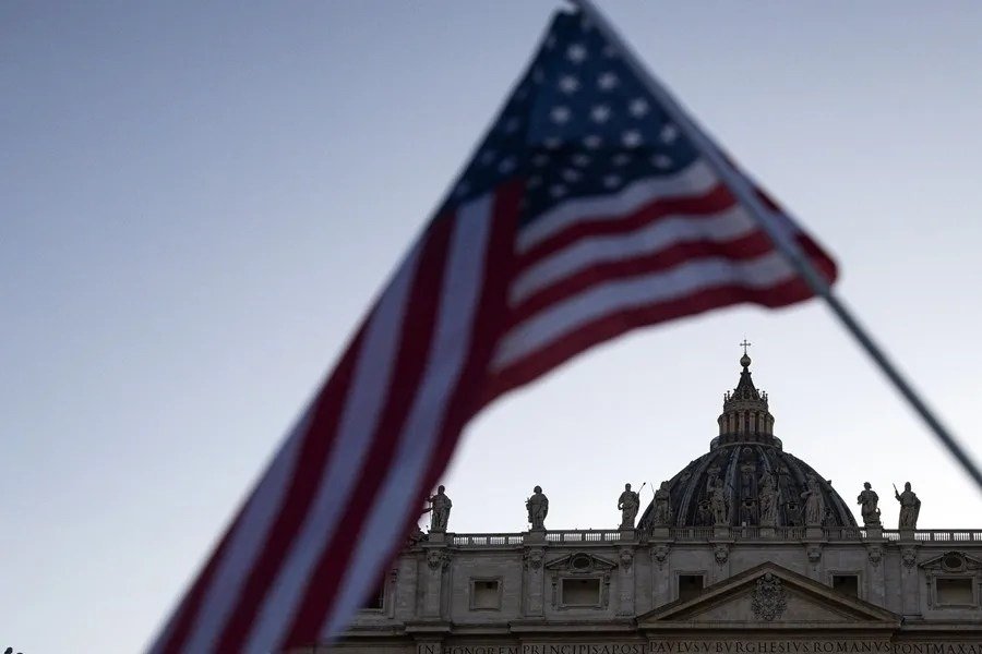 Vista de una bandera de Estados Unidos frente a la Basílica de San Pedro, en el Vaticano, en una imagen de archivo. EFE/Angelo Carconi