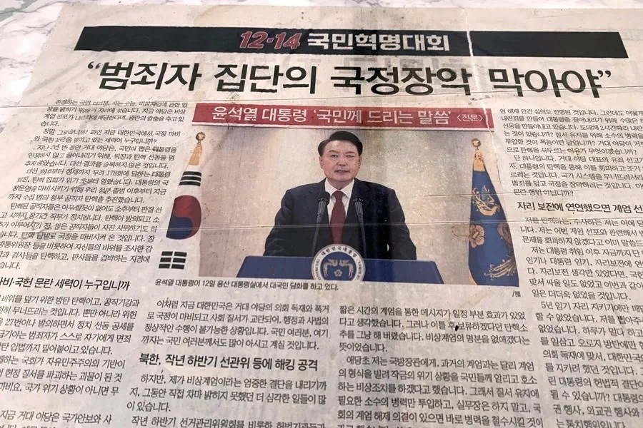 Fotografía que muestra un periódico con la imagen del expresidente Yoon Suk-yeol. EFE/ Freedom University