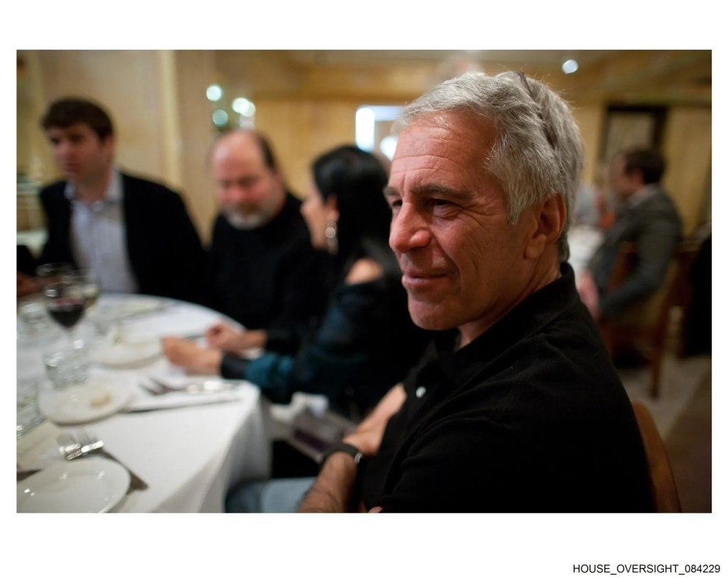 Fotografía sin fecha publicada por los demócratas de la Comisión de Supervisión de la Cámara de Representantes, en la que aparece Jeffrey Epstein durante una cena. EFE/ Oversight Dems